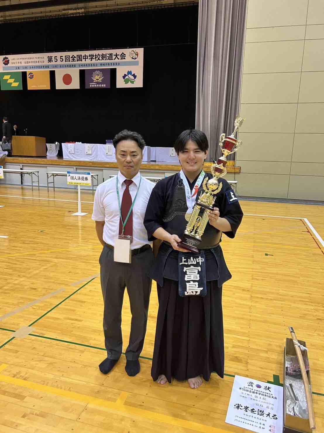 沖縄勢初の優勝を果たした、富島花音選手と、我喜屋丈監督(13期・興南)